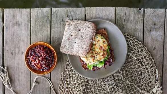 Burgery z karpia z konfiturą z czerwonej cebuli