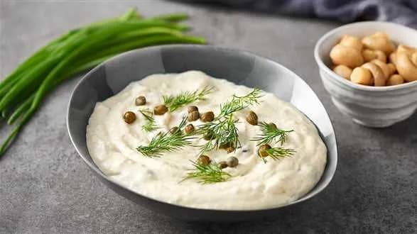 Wegański sos tatarski