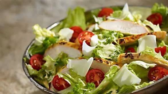 Sałatka à la Cesar z soczystym kurczakiem