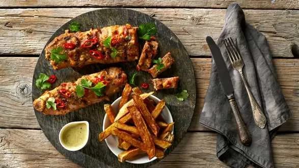 Polędwiczki w pikantnym sosie miodowo-orzechowym z domowymi frytkami i sosem bazyliowym