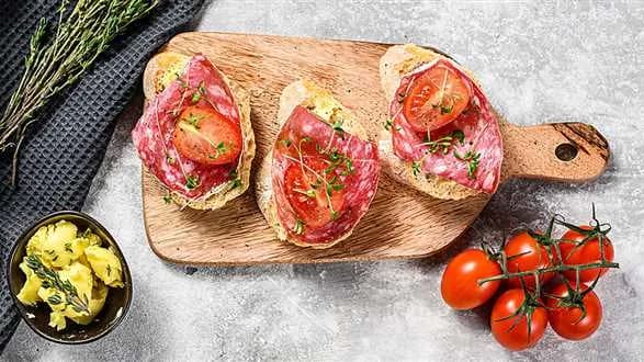 KANAPECZKI Z SAŁATKĄ POROWĄ I SALAMI