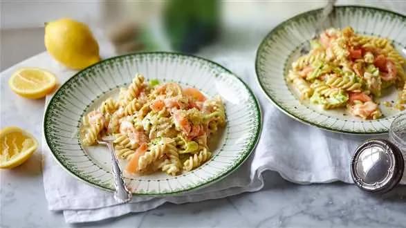 Makaron z wędzonym łososiem w sosie musztardowym