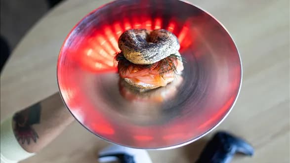 Nowojorskie bajgle z łososiem z równoległego uniwersum