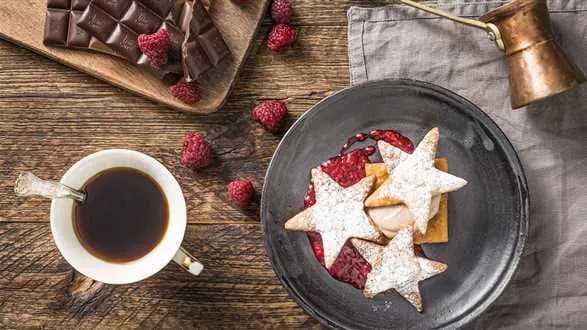 Deser czekoladowo-kawowy z gorącymi malinami