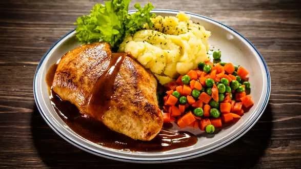 Pierś kurczaka z ziemniakami i marchewką z groszkiem