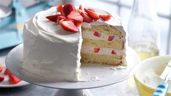 Tort z kwiatami czarnego bzu i truskawkami