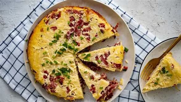 Pasta frittata, czyli frittata z makaronu z serami i salami