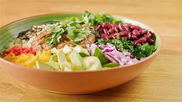 Sałatka z kuskusem, mango i awokado