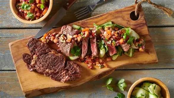 Grillowane steki wołowe z sałatką i salsą warzywną