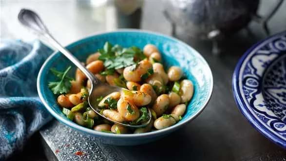 Sałatka z białą fasolą