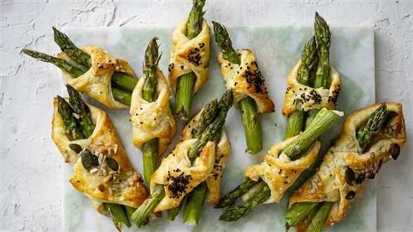 Szparagi w cieście twarogowym z trzech składników
