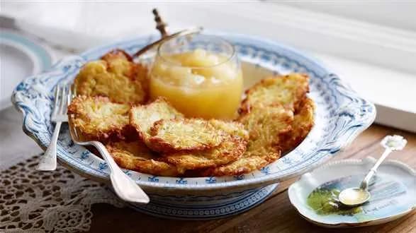 Placki ziemniaczane z musem jabłkowym