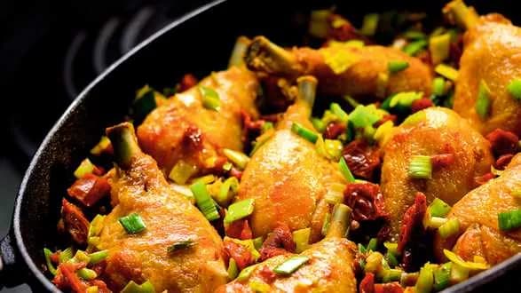 Podudzie kurczaka z pomidorami i porami