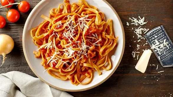 Makaron tagliolini z kalafiorem i goździkami