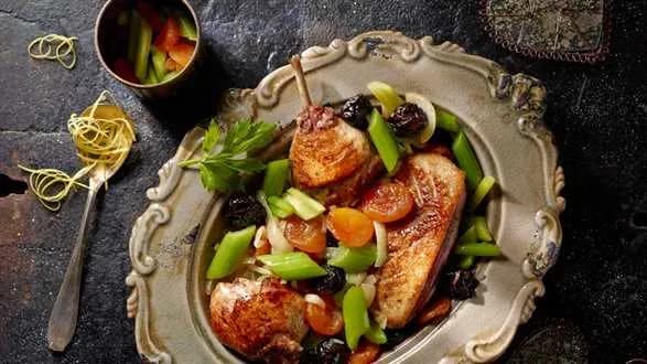 Kaczka duszona z kapustą i suszonymi śliwkami