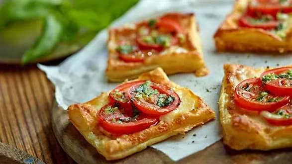 Ciasteczka z ciasta francuskiego z pomidorami i mozzarellą