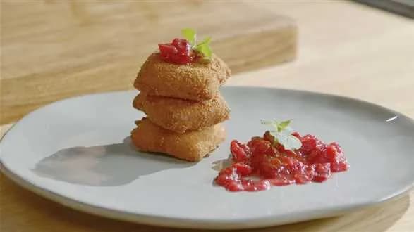 Smażone mleko z sosem żurawinowym