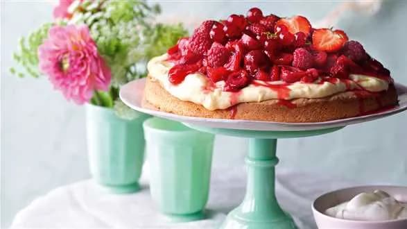 Tort z sosem z czerwonych owoców