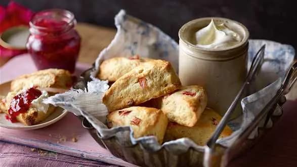 Minibabeczki z rabarbarem i białą czekoladą