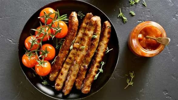 Grillowane wegekiełbaski z sosem miodowo-pomidorowym