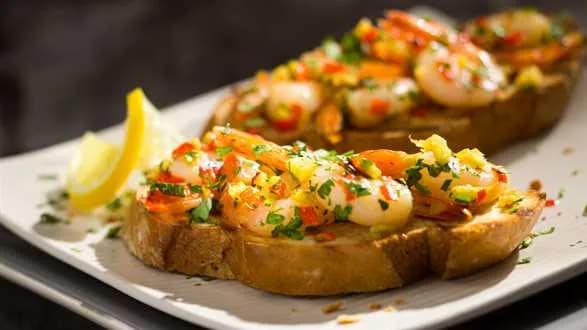 Imbirowo - cytrynowe krewetki z chilli na grzankach