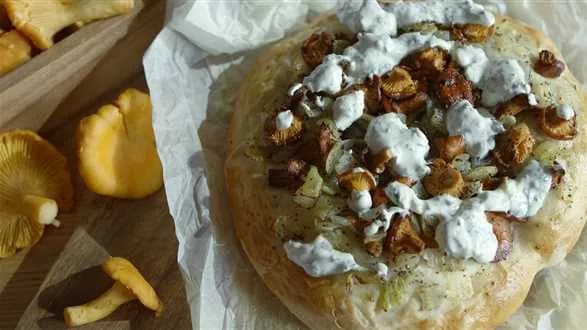 Domowy cebularz z kurkami