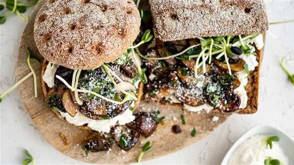 Kanapki z pieczarkami, twarogiem i chrzanem