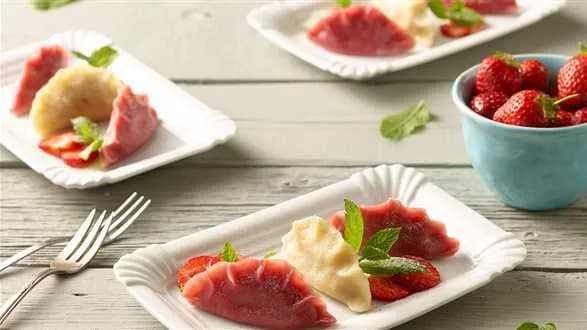 Pierogi z truskawkami i śliwkami