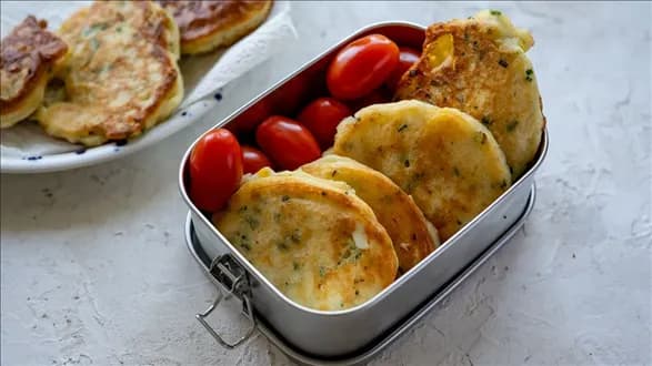 Placuszki z jajkiem i dymką