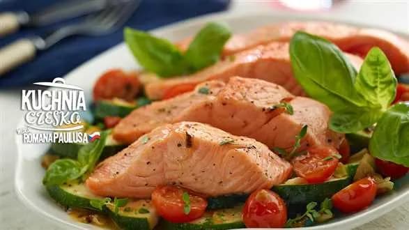 Filety z łososia z cukiniowym ragout (gęsty sos)