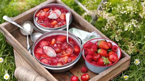 Poncz różany z truskawkami