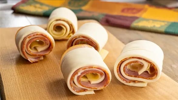 Ślimaczki z ciasta francuskiego z serem i szynką