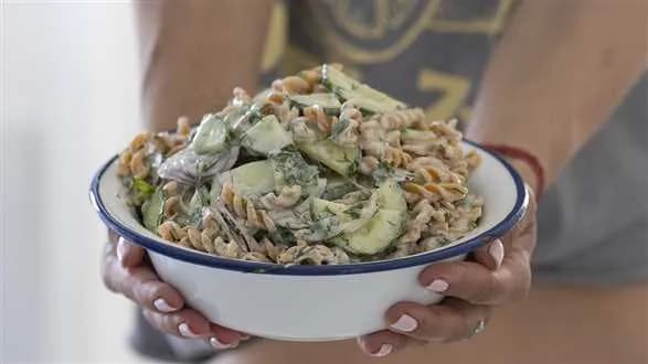 Orzeźwiająca sałatka z makaronem i ogórkiem