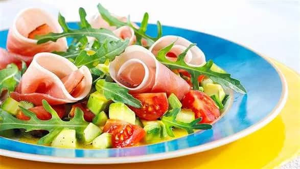 Sałatka z awokado i ogórków z szynką prosciutto