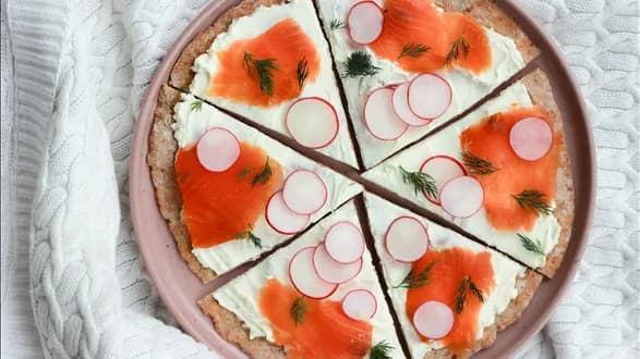 Śniadaniowa pizza z serka wiejskiego