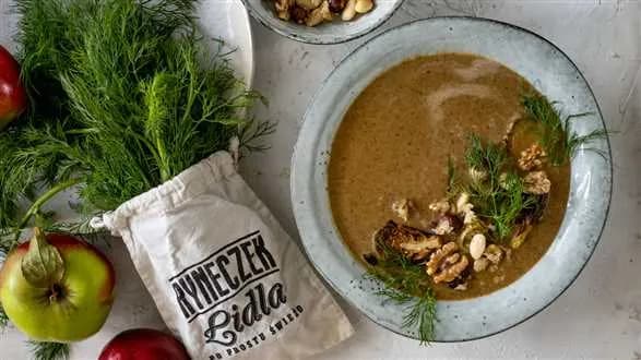 Zupa z brukselki i jabłka z orzechową kruszonką