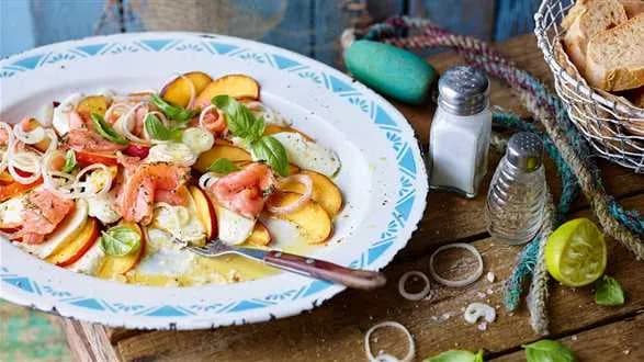 Sałatka caprese z nektarynek i łososia