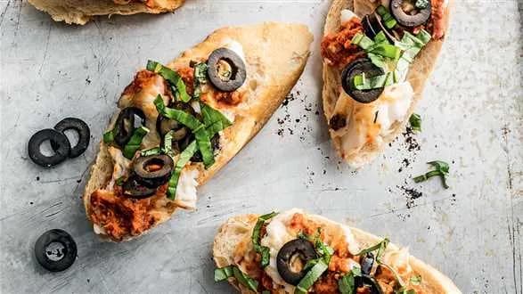 Kanapeczki z pastą z pieczonej flądry, suszonych pomidorów i papryki