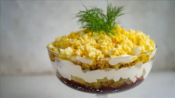 Warstwowa sałatka śledziowa