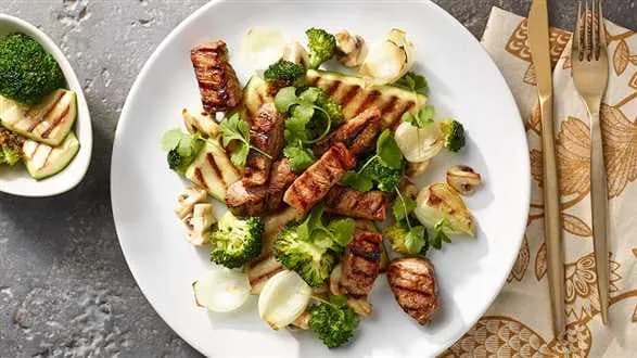 Polędwiczki w sosie miodowo-balsamicznym z grillowanymi warzywami