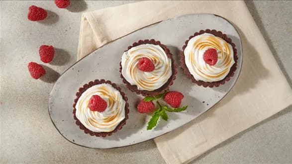 Kakaowe tartaletki z malinami i bezą włoską