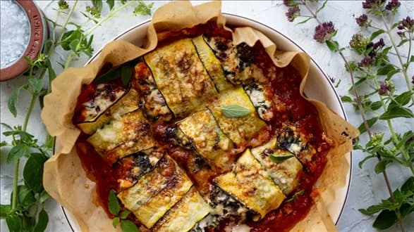 Roladki z cukinii z twarogiem i szpinakiem w sosie pomidorowym