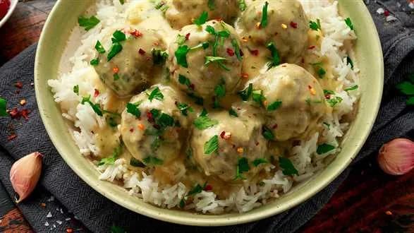 Szwedzkie klopsiki z mięsa wegańskiego z ryżem i sosem