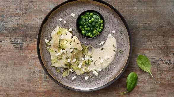 Dorsz pieczony z sosem piwnym i szpinakiem