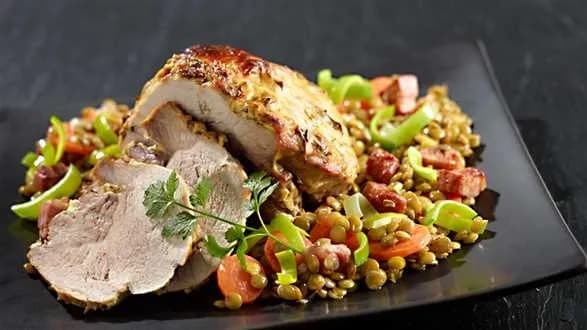 Szynka pieczona w skorupce z musztardy z zieloną soczewicą