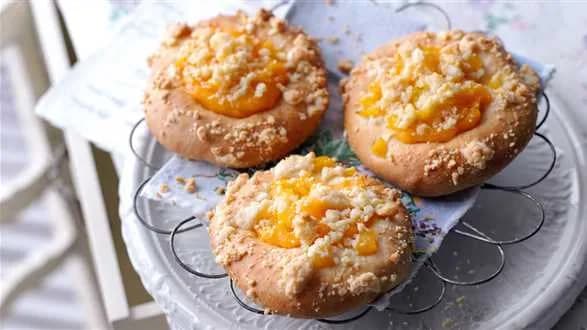 Drożdżówki z marcepanem i brzoskwiniami