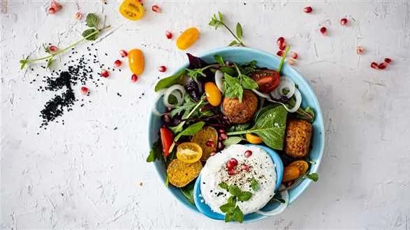 Sałatka z falafelami i kremem czosnkowym