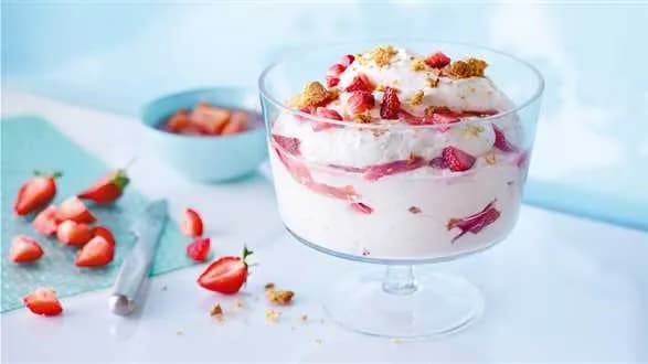 Krem z twarogu z truskawkami i rabarbarem