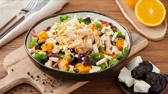 Sałatka z pieczoną dynią i szarpanym kurczakiem