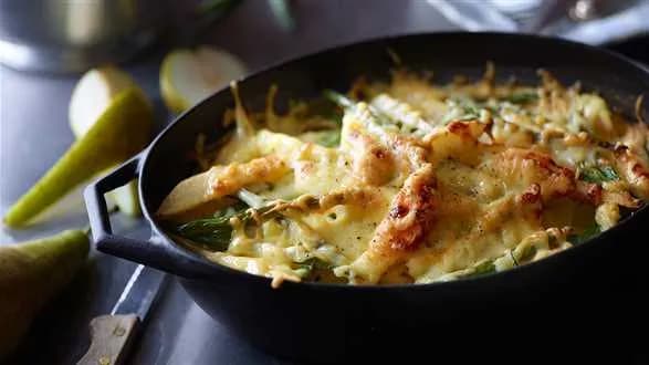 Zapiekanka z ziemniaków z gruszkami, fasolą i boczkiem